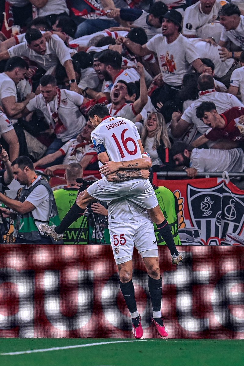 LuisJV93's tweet photo. De los mejores momentos y de las mejores fotos que quedarán para el resto de nuestra historia. 

Inolvidable ❤️ https://t.co/yUW6eXhIWS