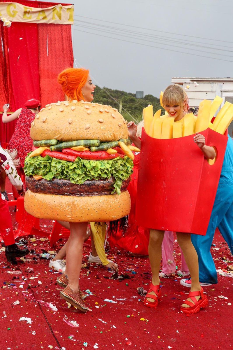 TSTheErasTour's tweet photo. Happy Meal. 🍔🍟 https://t.co/MEtT9KLjwq