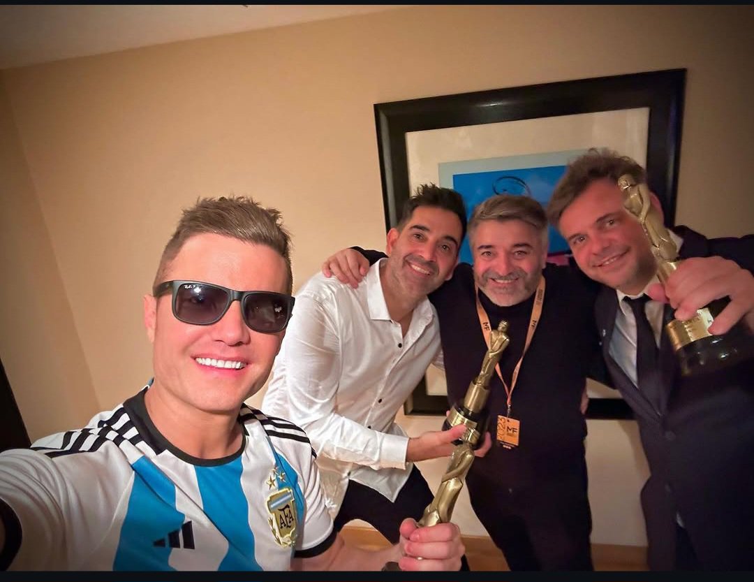 gasoldiaz's tweet photo. POR ESO SI QUIEREN DELEN LA COPA DE GANADORA DE GH.

VA SER MAS ODIADA QUE EL ESPAÑOL QUE LE DIERON EL PREMIO BALON DE ORO EN EL MUNDIAL SIN QUE LA GENTA DECIDA.

A DEDO COMO MANEJA TODO TELEFE
@GranHermanoAr @telefe @SANTIAGODELMORO @GastonTrezeguet https://t.co/QtDhv2TsT9