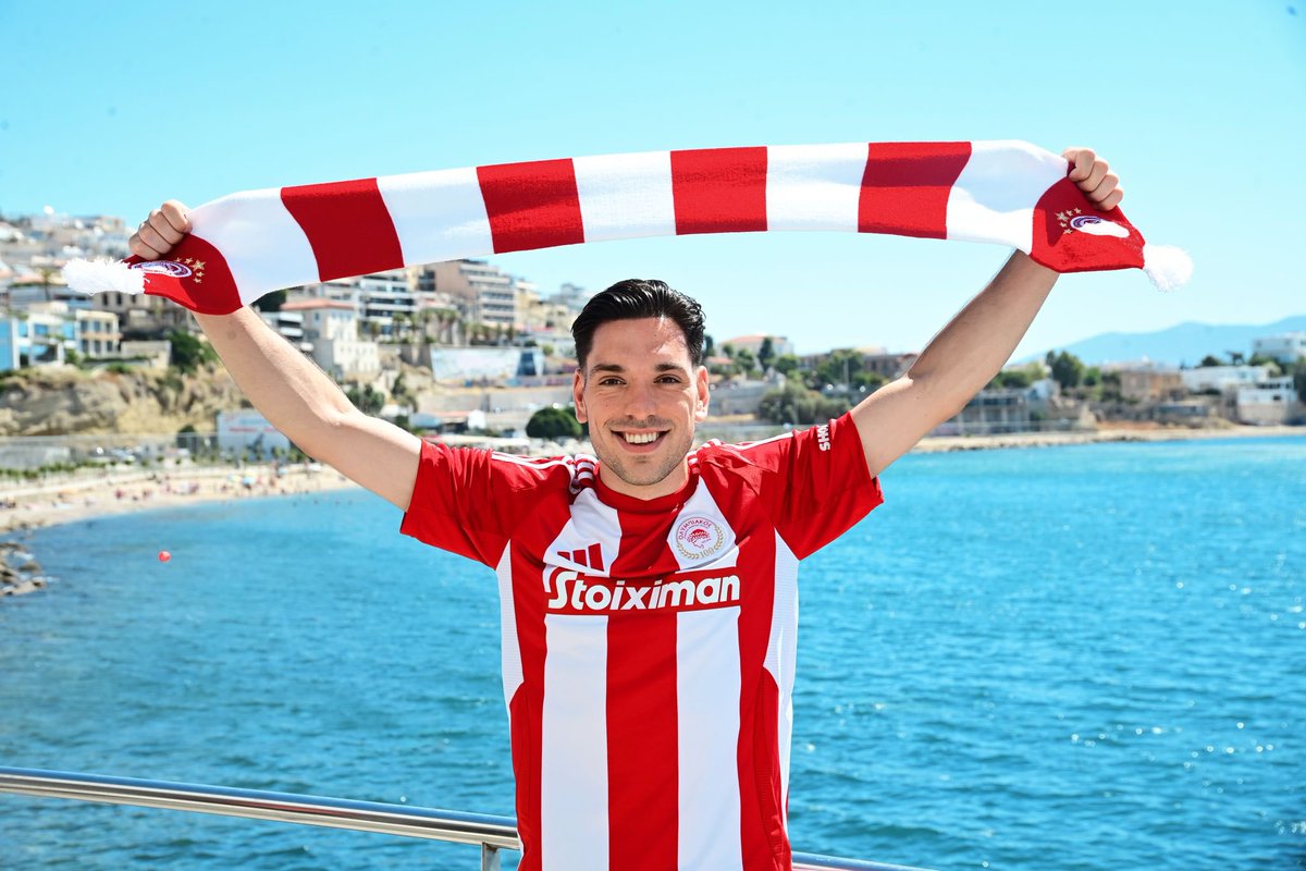 redwhiteinsider's tweet photo. Γιατί Μεντι έχεις κρατήσει τους ονιεμαετσι και Ορτέγκα χωρίς να δώσεις ευκαιρία στον συγκεκριμένο έστω στην προετοιμασία να αποδείξει τον εαυτό του, τι χειρότερο έχει από τα άλλα δύο αριστερά μπακ που ανέφερα; Πολύ λάθος διαχείριση στον συγκεκριμένο!!
#olympiacosfc https://t.co/uSbC7otTLw