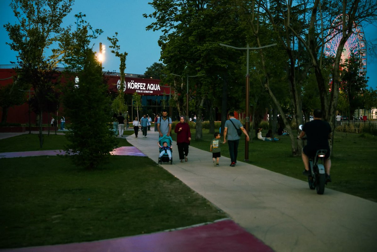 tahirbuyukakin's tweet photo. Burası Fuar Park, şehrimize kazandırdığımız park ve bahçelerimizden sadece bir tanesi… Işıl ışıl parlayan bu alanların ve yüzlerdeki gülümsemenin asıl mimarı sizsiniz. Siz bize güvendiniz, biz de gereğini yaptık. Şehrimize yakışan daha nice güzelliklerde buluşmak dileğiyle! ✨ https://t.co/GoBmIztyY5