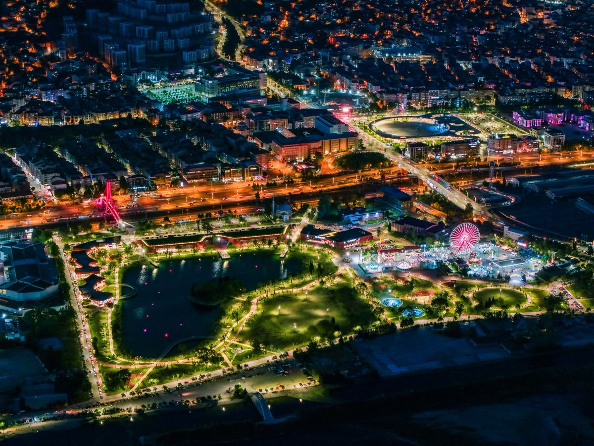 tahirbuyukakin's tweet photo. Burası Fuar Park, şehrimize kazandırdığımız park ve bahçelerimizden sadece bir tanesi… Işıl ışıl parlayan bu alanların ve yüzlerdeki gülümsemenin asıl mimarı sizsiniz. Siz bize güvendiniz, biz de gereğini yaptık. Şehrimize yakışan daha nice güzelliklerde buluşmak dileğiyle! ✨ https://t.co/GoBmIztyY5