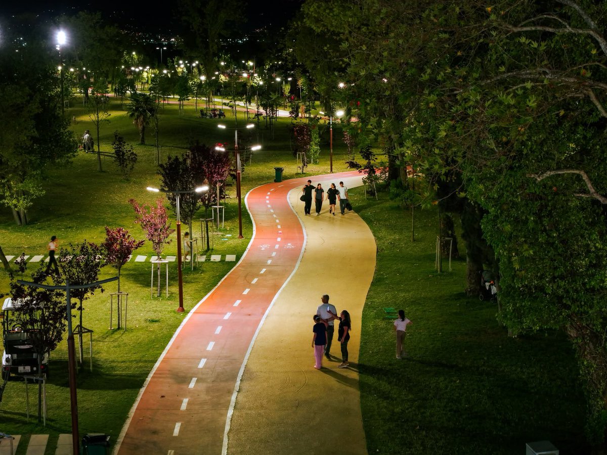 tahirbuyukakin's tweet photo. Burası Fuar Park, şehrimize kazandırdığımız park ve bahçelerimizden sadece bir tanesi… Işıl ışıl parlayan bu alanların ve yüzlerdeki gülümsemenin asıl mimarı sizsiniz. Siz bize güvendiniz, biz de gereğini yaptık. Şehrimize yakışan daha nice güzelliklerde buluşmak dileğiyle! ✨ https://t.co/GoBmIztyY5