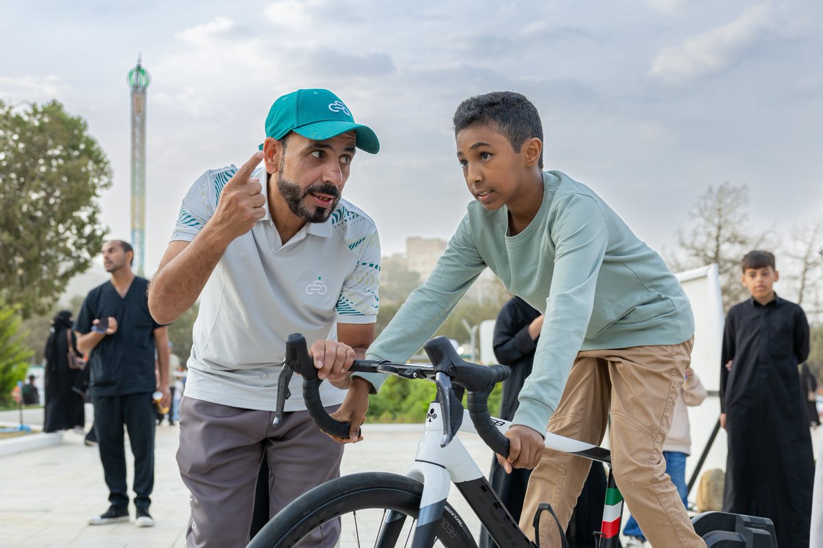 Saudi_Cycling's tweet photo. أجواء صنعتها مشاركتكم… وزادتها ابتساماتكم جمالًا🚴🏻‍♂️

لقطات من أجواء الفعالية ضمن #صيف_الباحة_الرياضي_2026 https://t.co/LYKVU7OylJ