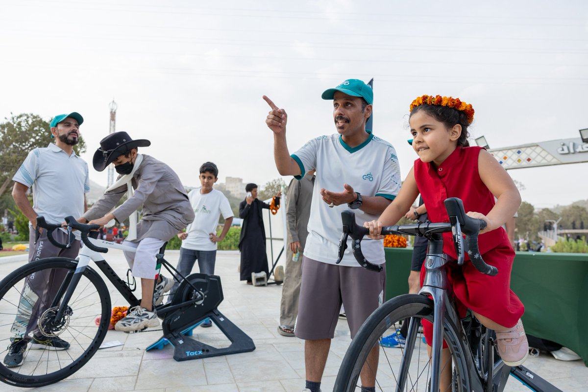 Saudi_Cycling's tweet photo. أجواء صنعتها مشاركتكم… وزادتها ابتساماتكم جمالًا🚴🏻‍♂️

لقطات من أجواء الفعالية ضمن #صيف_الباحة_الرياضي_2026 https://t.co/LYKVU7OylJ