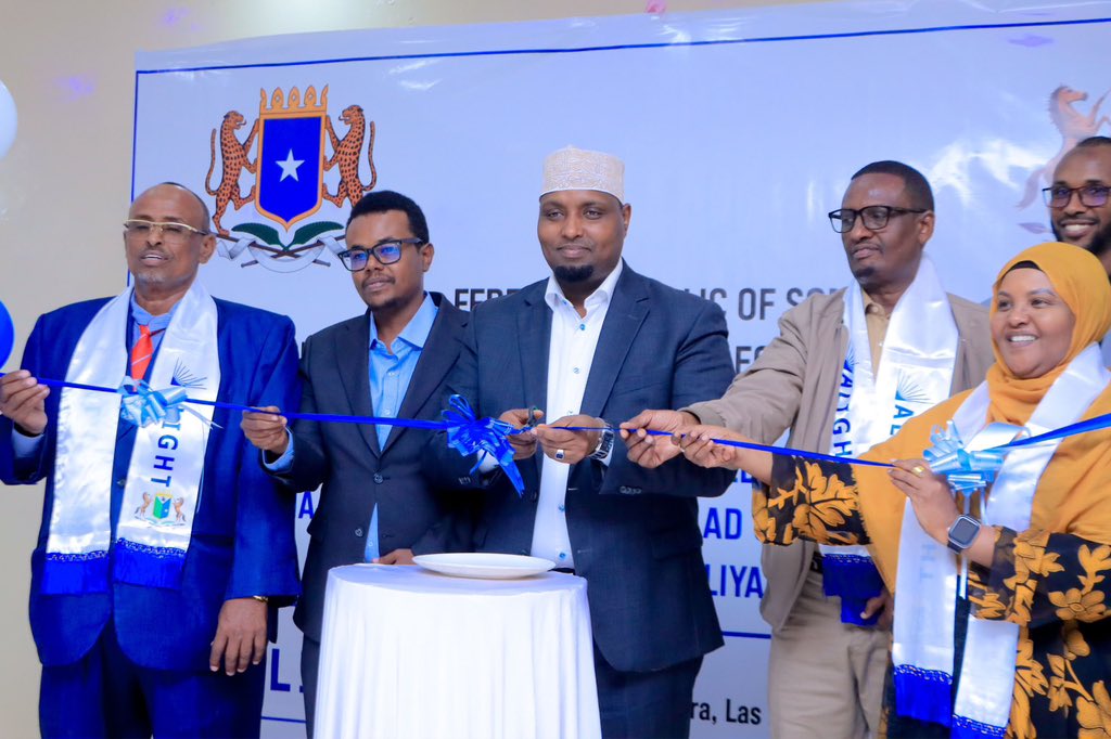 HonBeenebeene's tweet photo. Waxaan maanta si rasmi ah u daahfuray Mashruuca Adkeysiga Isbeddelka Cimilada iyo Horumarinta Biyaha ee Dowladda Goboleedka Waqooyi Bari Soomaaliya, oo lagu qabtay magaalada Laascaanood. Mashruucan wuxuu ka tarjumayaa dadaallada wadajirka ah ee lagu xoojinayo adkeysiga bulshada, horumarinta kaabeyaasha biyaha, iyo kobcinta fursadaha nololeed ee bulshada ku nool deegaannada ay saameeyaan isbeddellada cimiladu.

Waxaan sidoo kale ku dhawaaqay in mashruuca lagu ballaarin doono laba goobood oo dheeraad ah oo ku yaalla gobollada Sool iyo Sanaag, si bulshada deegaannadaas ay uga faa’iideystaan adeegyo iyo mashaariic horumarineed oo dheeraad ah.

Dowladda Federaalka Soomaaliya waxaa ka go’an inay sii waddo maalgellinta mashaariicda muhiimka u ah horumarinta biyaha, la qabsiga isbeddelka cimilada, iyo horumar waara oo gaara dhammaan deegaannada dalka.