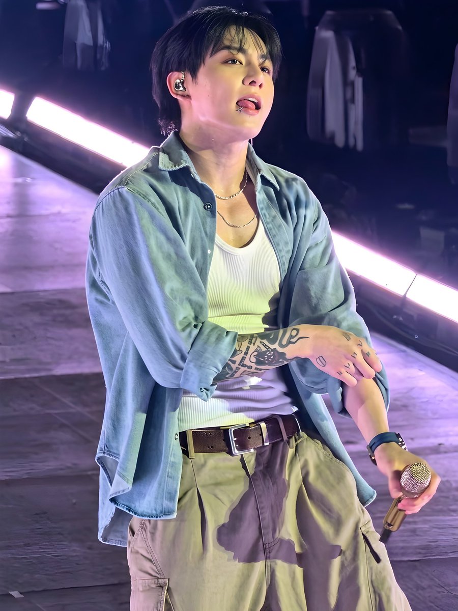 JEONKH_'s tweet photo. He's so attractive https://t.co/N4M4YsKkQD