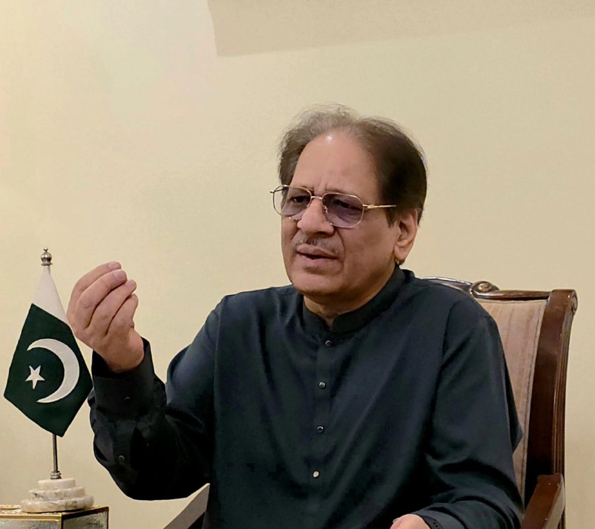 drishratulebad's tweet photo. Speaking to members of Meri Pehchan Pakistan today, I acknowledged Pakistan’s increasingly constructive global role under PM Shehbaz Sharif, and CDF Field Marshal Syed Asim Munir. Pakistan’s voice for dialogue, peace and regional stability deserves recognition.
But international relevance cannot compensate for administrative failure at home. Progress abroad must be matched by reform, justice and delivery within Pakistan.

Those resisting new administrative units and structural reforms should leave their political drawing rooms and listen to ordinary citizens. Across Karachi, southern Punjab, interior Sindh, Balochistan, Khyber Pakhtunkhwa and other neglected regions, the verdict is unmistakable: Pakistan’s outdated, over-centralized administrative structure is no longer capable of serving its growing population.

Good governance demands smaller and more efficient administrative units, constitutionally empowered local governments, equitable distribution of resources, institutional reform and ruthless accountability. This is neither an ethnic slogan nor a partisan agenda. It is a national imperative.

Karachi stands as the most painful evidence of systemic failure. The city drives Pakistan’s economy, yet its people are denied clean water, functioning sewerage, safe roads, reliable transport and basic municipal dignity. Karachi cannot continue financing the country while being governed through neglect, fragmentation and excuses.

I am deeply saddened by the condition of MQM-P. It was given years of political space, public mandates and repeated opportunities to deliver. Many of us supported its right to represent Karachi and urged it to use its influence for better governance. Yet the people are still waiting for results.

Yesterday’s violence was disgraceful and unacceptable. Political militancy, intimidation and street power must never again be allowed to hold Karachi hostage. No party can claim to represent citizens while failing to deliver services and tolerating a culture of confrontation.
Karachi does not need recycled slogans, internal power struggles or manufactured crises. It needs water, roads, sanitation, jobs, security and accountable leadership.

Pakistan must reform. Karachi must be empowered. Politics must serve the people—not control, divide or terrorize them.

Karachi needs governance, not guns; results, not rhetoric; leadership, not excuses.