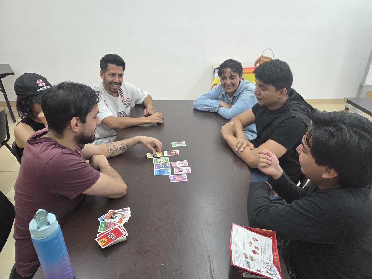 SubLGBTI's tweet photo. 🎲🌈 ¡Tardes de juego e integración en Fontibón!

En el CDC La Giralda, personas de los sectores sociales LGBTI compartieron una jornada de encuentro, recreación y fortalecimiento de vínculos junto a @HyntibaDiversa y la gestoría territorial.

A través de actividades lúdicas y juegos de mesa se promovieron el respeto, la participación y la construcción de espacios seguros para todas las personas. 💜✨

#SePuedeSer