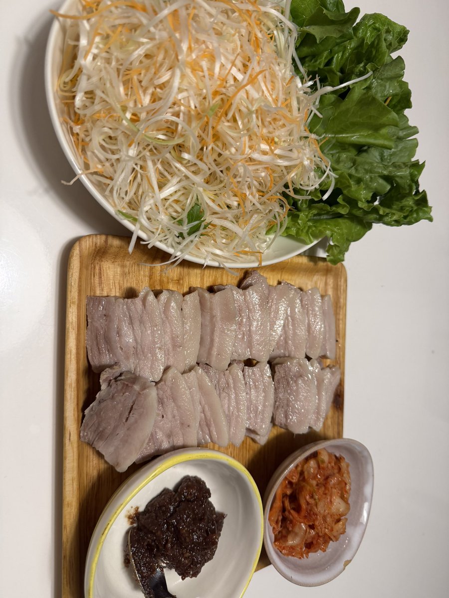 matarakuda57's tweet photo. ポッサム初めて作ったけど簡単に美味しく出来ますね🐽

これは定番になりそうです♪
ネギ好きなのでネギてんこ盛りにしてしまった😃 https://t.co/oMuZVBF8Dy
