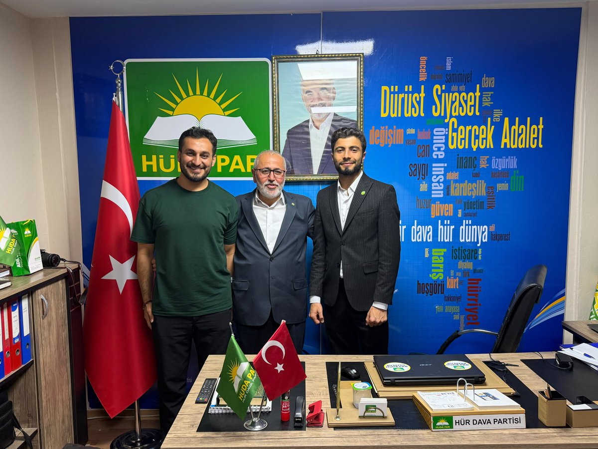 HudaParZBurnu's tweet photo. HÜDA PAR Zeytinburnu Gençlik Kolları Başkanlığı görevini Hüseyin Durmaz’a devreden Yunus Emre Tuncay başkanımıza emekleri için teşekkür ederiz

Bayrağı devralan Hüseyin Durmaz kardeşimize de yeni görevinde muvaffakiyetler dileriz. Rabbim hayırlı hizmetlere vesile kılsın. https://t.co/IVowv5OUXg