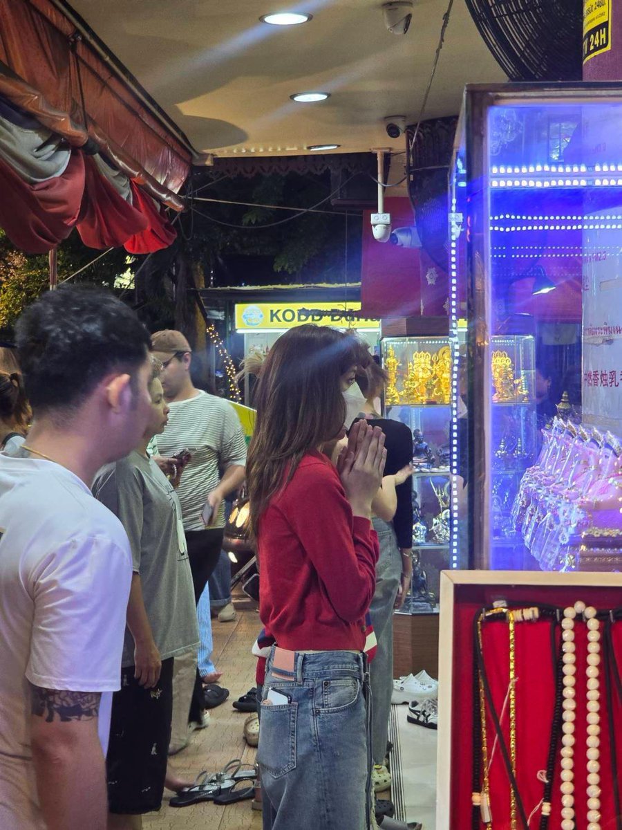 KINGTHEREALFIII's tweet photo. Another photo of Lisa praying in Bangkok yesterday https://t.co/uLlbSrfwEM