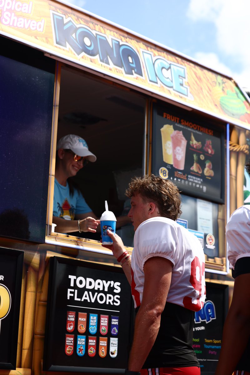 GovsFB's tweet photo. Keepinโ it cool on a hot one.
Thanks to @KONAICE for coming in clutch after practice today!
#LetsGoPeay | #WeWILL https://t.co/TGpXy08Ecv