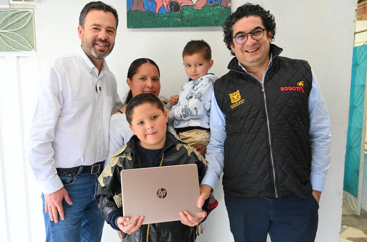 integracionbta's tweet photo. 🌐💻 Llegamos a los hogares de San Cristóbal con internet y computadores, herramientas que abren nuevas oportunidades para las familias.

👩‍👦‍👦 Esmeralda Guerrero nos recibió en su casa. Madre de dos niños y trabajadora del hogar, utilizará este equipo junto a su hijo Manuel para realizar tareas, crear manualidades y fortalecer sus proyectos y aprendizajes.
#AquíSíPasa