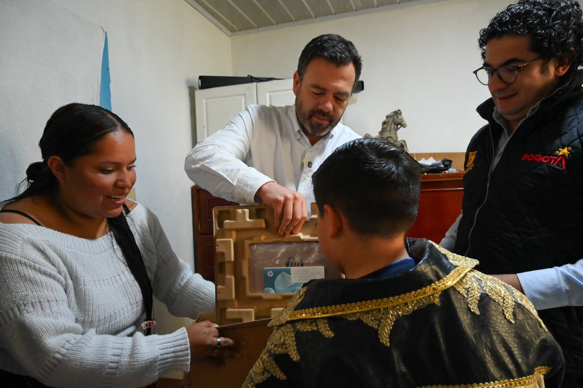 integracionbta's tweet photo. 🌐💻 Llegamos a los hogares de San Cristóbal con internet y computadores, herramientas que abren nuevas oportunidades para las familias.

👩‍👦‍👦 Esmeralda Guerrero nos recibió en su casa. Madre de dos niños y trabajadora del hogar, utilizará este equipo junto a su hijo Manuel para realizar tareas, crear manualidades y fortalecer sus proyectos y aprendizajes.
#AquíSíPasa