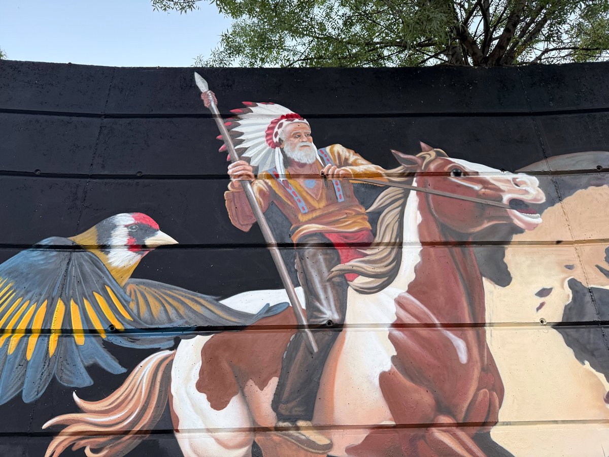 juancaraes's tweet photo. El rostro de Manolo Chinato ya está en los muros de Plasencia después de que Brea haya culminado el mural dedicado al universo lírico de Robe y Extremoduro. https://t.co/35KT3VIVjd