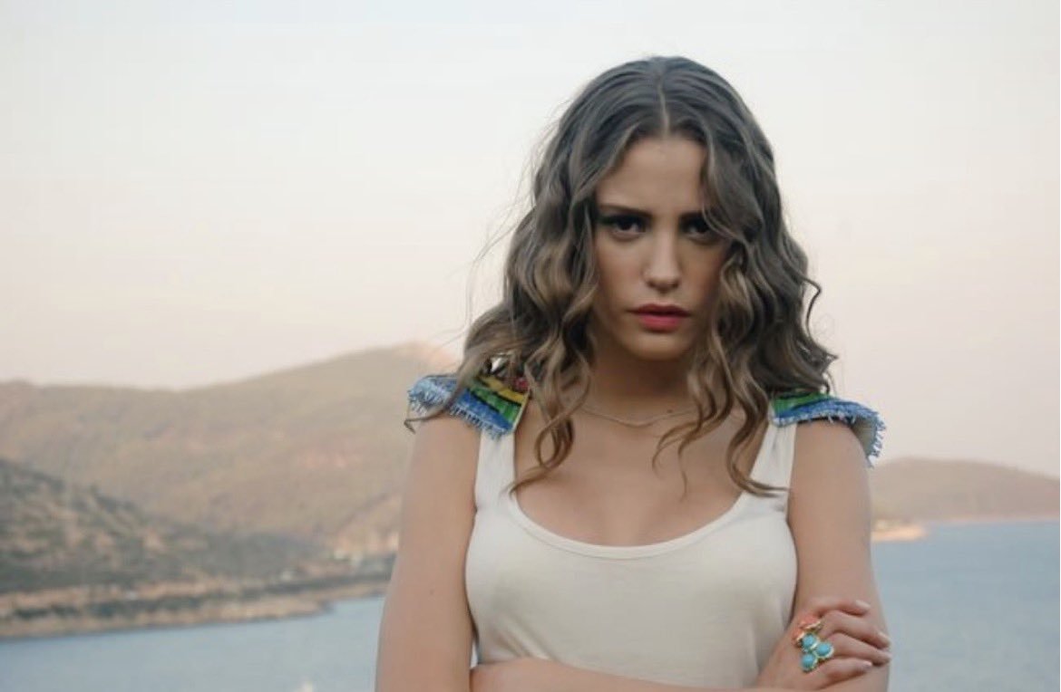 badpostsarikaya's tweet photo. Serenay Sarıkaya’nın başrolünde oynadığı Yeşim Taşkıran rolüyle ikonikleşen #LaleDevri’nin, İspanyolca dublajlı bölümlerinin ardından Arapça dublajlı bölümleri, İngilizce altyazılı ve Türkçe 4K kalitede bölümleri izlemek isteyenler için dizi YouTube’da yayında. #serenaysarıkaya https://t.co/kOWjqBX0JD