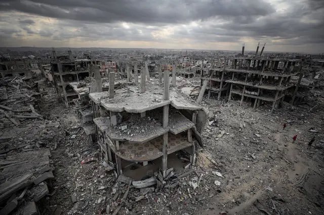 Ekklectico's tweet photo. El ESTADO MALDITO ha lanzado más de 70.000 toneladas de bombas en Gaza, es decir, el equivalente a 5 BOMBAS ATÓMICAS como las que se lanzaron en Hiroshima y Nagazaki. El 67% de Gaza es INHABITABLE. 

El ataque militar israelí lleva hasta la fecha 79.240 palestinos muertos, la gran mayoría civiles, entre ellos un 70% niños y mujeres. 

Todo esto se lleva a cabo a los ojos del mundo, mientras los seudo pastores enfermos dicen que tu obligación es “bendecir” al ESTADO MALDITO porque si no Dios no te bendecirá 

(https://t.co/W9mJEwxOxv)