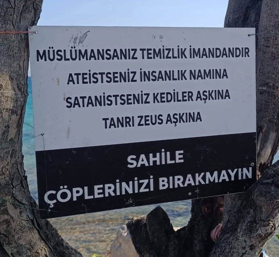 kiyashaber629's tweet photo. Aydın'da asılan sıra dışı bir uyarı tabelası: 

"Müslümansanız temizlik imandandır. Ateistseniz insanlık namına, satanistseniz kediler aşkına, Zeus aşkına... Sahile çöp bırakmayın!" https://t.co/gyR4JhN1rG