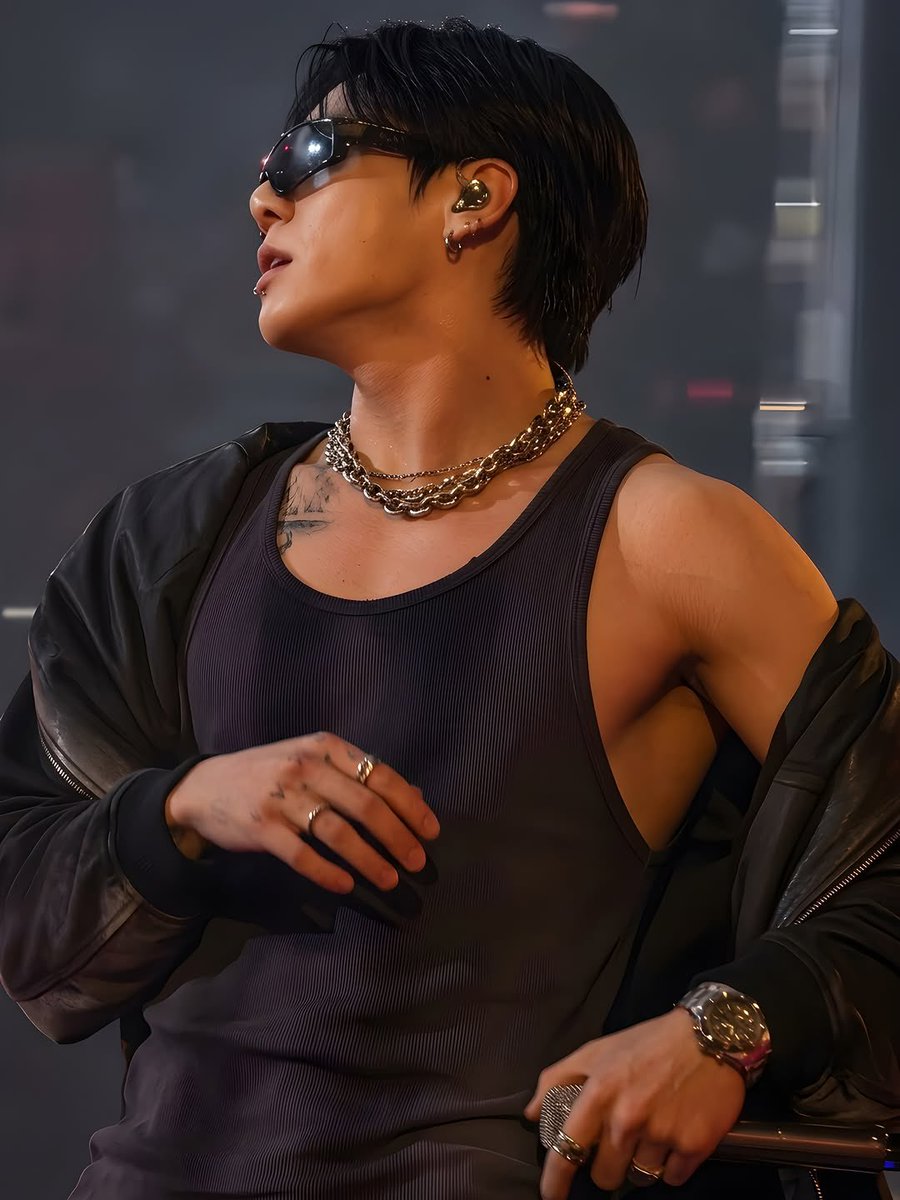 JEONKH_'s tweet photo. He’s soooo fine https://t.co/UwcRPaJjXq