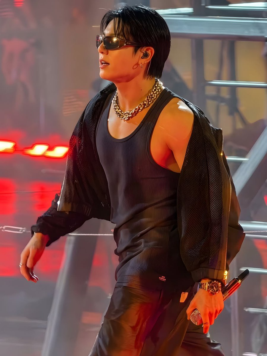JEONKH_'s tweet photo. He’s soooo fine https://t.co/UwcRPaJjXq