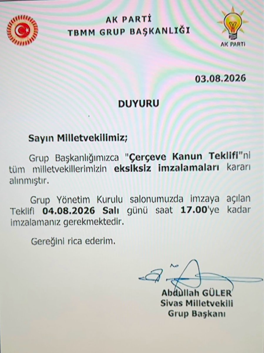 ali_necip_baksi's tweet photo. Bu belge sıradan bir parti duyurusu değildir!
Milletvekilinin seçmene değil, kendisini listeye koyan merkeze bağlı olduğu düzenin fotoğrafıdır.

Seçmen adayını seçemiyorsa, milletvekili parti merkezine karşı özgür değilse, teklif okunmadan “eksiksiz imza” istenebiliyorsa bunun Türkçesi şu oluyor; Meclis milletin iradesini üretmiyor, parti merkezlerinin kararlarını mühürlüyor.

Seçim sistemi değişmeden Meclis değişmez!
Meclis değişmeden devletin bu görüntüsü değişmez!