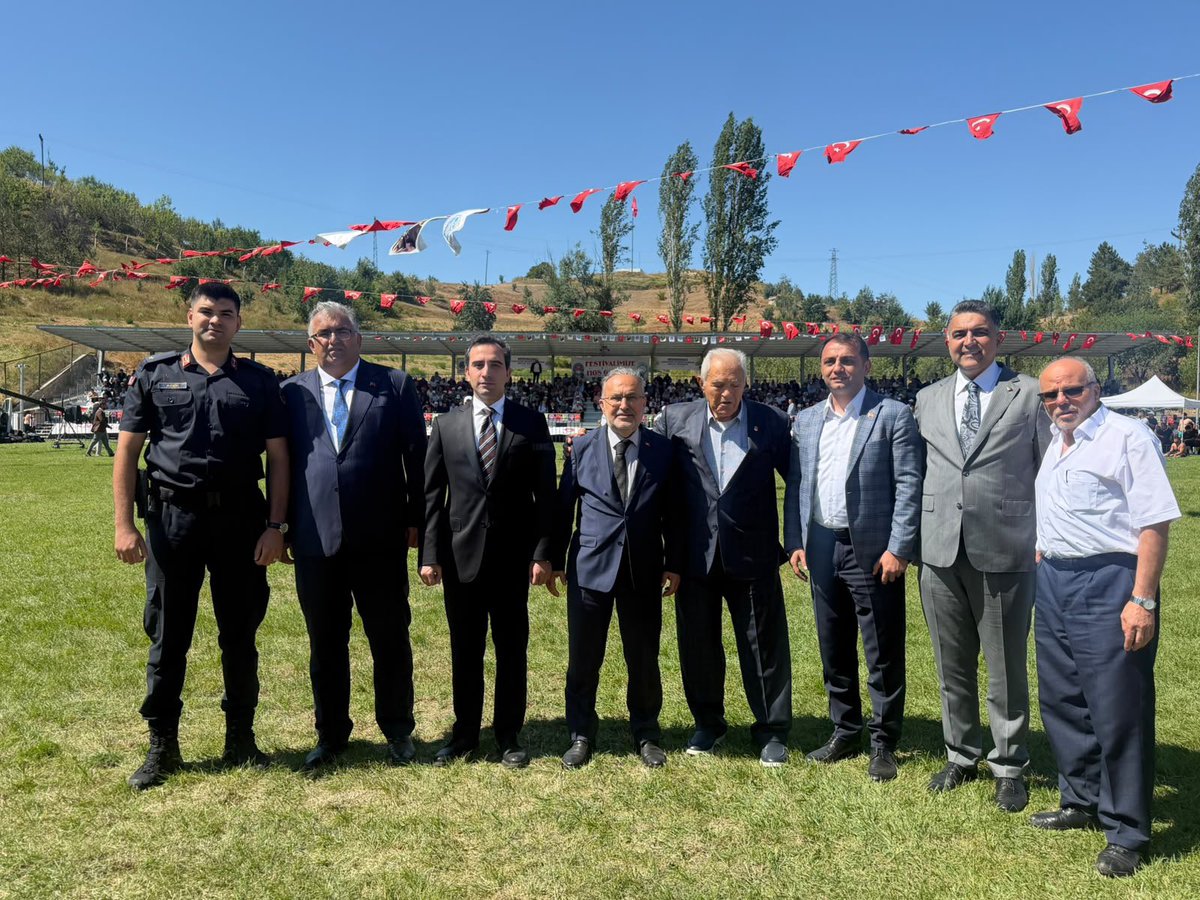 hhkaratas's tweet photo. 57. Doğanşar Ahmet Ayık Karakucak Güreşleri ve Kültür Festivalimizi; birlik, beraberlik ve kardeşlik iklimi içerisinde, büyük bir coşku ve gururla tamamladık.

Festivalimize teşrif ederek bizleri onurlandıran TBMM AK Parti Grup Başkanımız Sayın Abdullah Güler’e, Sivas Vali Vekilimiz Sayın Halil İbrahim Yeşilyurt’a, Sivas Milletvekillerimiz Sayın Hakan Aksu ve Sayın Rukiye Toy’a, AK Parti Sivas İl Başkanımız Sayın Yusuf Tanrıverdi’ye, Tunceli Vali Yardımcımız Hakan Öznay’a, Doğanşar Kaymakamız Sayın Yavuz Selim Kabaktepe’ye, Kağıthane Kaymakamımıza, Yaşayan efsane dünya ve olimpiyat şampiyonu Ahmet Ayık’a, Mecnun otyakmazaa 15 Temmuz derneği genel başkanı İsmail Hakkı turunç’a MHP Sivas İl Başkanımız Sayın Hakan Uygun’a, AK Parti Sarıyer İlçe Başkanımız Sayın Halil İbrahim Kurşun’a; Ak parti Sivas il yönetimine ve İlçe koordinatörümüz Sayın Gülşah Türkyılmaz’a 

Sivas Belediye Başkanımız Sayın Adem Uzun’a, Kağıthane Belediye Başkanımız Sayın Mevlüt Öztekin’e, Almus- Bağtaşı Belediye başkanımız sayın Mustafa Karadağ’a, Gemerek Belediye Başkanımız Sayın Sezai Çelikten’e, Hafik Belediye Başkanımız Sayın Habip Görler’e, Yıldız Belediye Başkanımız Sayın Ali Aydemir’e, Güneykaya Belediye Başkanımız Sayın Hüseyin Kırışkuzu’na, Zara Belediye Başkanımız Sayın Fatih Çelik’e, belediye başkan yardımcılarımıza, İş adamı M. Sinan Sungur’a, Güreş ağamız Burak Karaman’a, Tozanlı Dernekler Federasyonu başkanımız Sayın Mustafa Süs’e, Dernek Başkanımız sayın Mesut Serin’e, Vakıf Başkanımız İlhan Çınar ve yönetimlerine, Çalıcı köyü Dernek Başkanımız Sayın Hüseyin Ünsal’a, Darıkol Köyü Dernek Başkanımız Hacı Güney’e, kıymetli dernek başkanlarımıza, muhtarlarımıza, belediye ve il genel meclisi üyelerimize gönülden teşekkür ediyoruz.

Ayrıca organizasyonun her aşamasında büyük emek veren mesai arkadaşlarımıza, güvenlik güçlerimize, sağlık ekiplerimize, basın mensuplarımıza, pehlivanlarımıza, hakemlerimize, sponsorlarımıza ve bizleri yalnız bırakmayarak festival coşkusunu paylaşan tüm hemşehrilerimize ve misafirlerimize şükranlarımızı sunuyoruz.

Rabbim birlik ve beraberliğimizi daim eylesin. Bir sonraki festivalimizde yeniden aynı coşku ve heyecanla buluşmayı temenni ediyor, tüm misafirlerimize kazasız belasız hayırlı yolculuklar diliyoruz.
