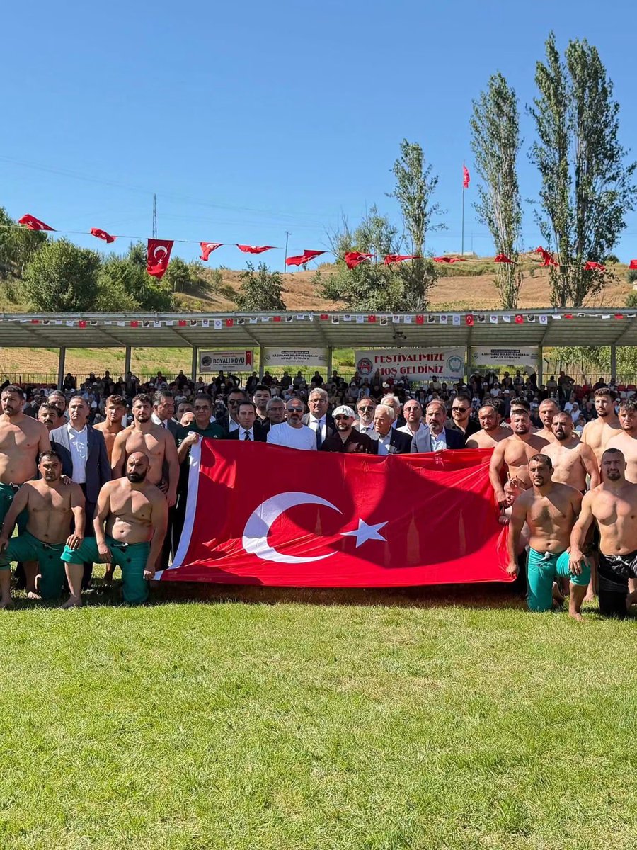 hhkaratas's tweet photo. 57. Doğanşar Ahmet Ayık Karakucak Güreşleri ve Kültür Festivalimizi; birlik, beraberlik ve kardeşlik iklimi içerisinde, büyük bir coşku ve gururla tamamladık.

Festivalimize teşrif ederek bizleri onurlandıran TBMM AK Parti Grup Başkanımız Sayın Abdullah Güler’e, Sivas Vali Vekilimiz Sayın Halil İbrahim Yeşilyurt’a, Sivas Milletvekillerimiz Sayın Hakan Aksu ve Sayın Rukiye Toy’a, AK Parti Sivas İl Başkanımız Sayın Yusuf Tanrıverdi’ye, Tunceli Vali Yardımcımız Hakan Öznay’a, Doğanşar Kaymakamız Sayın Yavuz Selim Kabaktepe’ye, Kağıthane Kaymakamımıza, Yaşayan efsane dünya ve olimpiyat şampiyonu Ahmet Ayık’a, Mecnun otyakmazaa 15 Temmuz derneği genel başkanı İsmail Hakkı turunç’a MHP Sivas İl Başkanımız Sayın Hakan Uygun’a, AK Parti Sarıyer İlçe Başkanımız Sayın Halil İbrahim Kurşun’a; Ak parti Sivas il yönetimine ve İlçe koordinatörümüz Sayın Gülşah Türkyılmaz’a 

Sivas Belediye Başkanımız Sayın Adem Uzun’a, Kağıthane Belediye Başkanımız Sayın Mevlüt Öztekin’e, Almus- Bağtaşı Belediye başkanımız sayın Mustafa Karadağ’a, Gemerek Belediye Başkanımız Sayın Sezai Çelikten’e, Hafik Belediye Başkanımız Sayın Habip Görler’e, Yıldız Belediye Başkanımız Sayın Ali Aydemir’e, Güneykaya Belediye Başkanımız Sayın Hüseyin Kırışkuzu’na, Zara Belediye Başkanımız Sayın Fatih Çelik’e, belediye başkan yardımcılarımıza, İş adamı M. Sinan Sungur’a, Güreş ağamız Burak Karaman’a, Tozanlı Dernekler Federasyonu başkanımız Sayın Mustafa Süs’e, Dernek Başkanımız sayın Mesut Serin’e, Vakıf Başkanımız İlhan Çınar ve yönetimlerine, Çalıcı köyü Dernek Başkanımız Sayın Hüseyin Ünsal’a, Darıkol Köyü Dernek Başkanımız Hacı Güney’e, kıymetli dernek başkanlarımıza, muhtarlarımıza, belediye ve il genel meclisi üyelerimize gönülden teşekkür ediyoruz.

Ayrıca organizasyonun her aşamasında büyük emek veren mesai arkadaşlarımıza, güvenlik güçlerimize, sağlık ekiplerimize, basın mensuplarımıza, pehlivanlarımıza, hakemlerimize, sponsorlarımıza ve bizleri yalnız bırakmayarak festival coşkusunu paylaşan tüm hemşehrilerimize ve misafirlerimize şükranlarımızı sunuyoruz.

Rabbim birlik ve beraberliğimizi daim eylesin. Bir sonraki festivalimizde yeniden aynı coşku ve heyecanla buluşmayı temenni ediyor, tüm misafirlerimize kazasız belasız hayırlı yolculuklar diliyoruz.