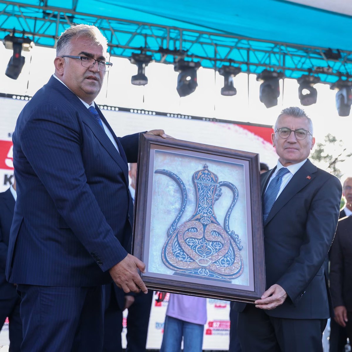 hhkaratas's tweet photo. 57. Doğanşar Ahmet Ayık Karakucak Güreşleri ve Kültür Festivalimizi; birlik, beraberlik ve kardeşlik iklimi içerisinde, büyük bir coşku ve gururla tamamladık.

Festivalimize teşrif ederek bizleri onurlandıran TBMM AK Parti Grup Başkanımız Sayın Abdullah Güler’e, Sivas Vali Vekilimiz Sayın Halil İbrahim Yeşilyurt’a, Sivas Milletvekillerimiz Sayın Hakan Aksu ve Sayın Rukiye Toy’a, AK Parti Sivas İl Başkanımız Sayın Yusuf Tanrıverdi’ye, Tunceli Vali Yardımcımız Hakan Öznay’a, Doğanşar Kaymakamız Sayın Yavuz Selim Kabaktepe’ye, Kağıthane Kaymakamımıza, Yaşayan efsane dünya ve olimpiyat şampiyonu Ahmet Ayık’a, Mecnun otyakmazaa 15 Temmuz derneği genel başkanı İsmail Hakkı turunç’a MHP Sivas İl Başkanımız Sayın Hakan Uygun’a, AK Parti Sarıyer İlçe Başkanımız Sayın Halil İbrahim Kurşun’a; Ak parti Sivas il yönetimine ve İlçe koordinatörümüz Sayın Gülşah Türkyılmaz’a 

Sivas Belediye Başkanımız Sayın Adem Uzun’a, Kağıthane Belediye Başkanımız Sayın Mevlüt Öztekin’e, Almus- Bağtaşı Belediye başkanımız sayın Mustafa Karadağ’a, Gemerek Belediye Başkanımız Sayın Sezai Çelikten’e, Hafik Belediye Başkanımız Sayın Habip Görler’e, Yıldız Belediye Başkanımız Sayın Ali Aydemir’e, Güneykaya Belediye Başkanımız Sayın Hüseyin Kırışkuzu’na, Zara Belediye Başkanımız Sayın Fatih Çelik’e, belediye başkan yardımcılarımıza, İş adamı M. Sinan Sungur’a, Güreş ağamız Burak Karaman’a, Tozanlı Dernekler Federasyonu başkanımız Sayın Mustafa Süs’e, Dernek Başkanımız sayın Mesut Serin’e, Vakıf Başkanımız İlhan Çınar ve yönetimlerine, Çalıcı köyü Dernek Başkanımız Sayın Hüseyin Ünsal’a, Darıkol Köyü Dernek Başkanımız Hacı Güney’e, kıymetli dernek başkanlarımıza, muhtarlarımıza, belediye ve il genel meclisi üyelerimize gönülden teşekkür ediyoruz.

Ayrıca organizasyonun her aşamasında büyük emek veren mesai arkadaşlarımıza, güvenlik güçlerimize, sağlık ekiplerimize, basın mensuplarımıza, pehlivanlarımıza, hakemlerimize, sponsorlarımıza ve bizleri yalnız bırakmayarak festival coşkusunu paylaşan tüm hemşehrilerimize ve misafirlerimize şükranlarımızı sunuyoruz.

Rabbim birlik ve beraberliğimizi daim eylesin. Bir sonraki festivalimizde yeniden aynı coşku ve heyecanla buluşmayı temenni ediyor, tüm misafirlerimize kazasız belasız hayırlı yolculuklar diliyoruz.