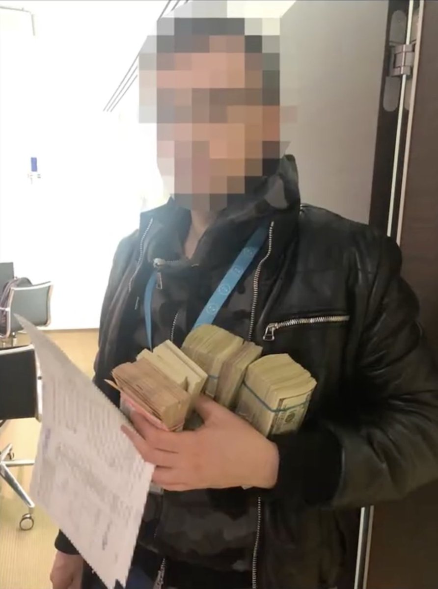 sputnik_jp's tweet photo. 【在日ウクライナ大使館への寄付金などを横領か　ウクライナ外務省の元事務次官が勾留】

💸 ウクライナの高等反汚職裁判所は3日、同国外務省のアレクサンドル・バンコフ元事務次官を9月30日まで勾留することを決定した。

ウクライナメディアはこの事件の詳細を報じている。7月27日、ウクライナの国家反汚職局と特別反汚職対策検察庁は、バンコフ元事務次官が率いていたとする組織的なグループを摘発したと発表した。

バンコフ容疑者は、2022年2月に戦闘が始まって以降、ウクライナ支援のために外国人や外国の団体から寄付された金銭の横領及び資金洗浄を企てた疑いが持たれている。在日ウクライナ大使館の口座に振り込まれた寄付金が、この事件の重要なエピソードの一つとなった。

ウクライナメディアが検察側の話として報じたところによると、バンコフ元事務次官の指示により、在日ウクライナ大使館を通じて受け取った寄付金から計100万ドル（約1億5600万円）がバンコフ元事務次官の管理下にある公共団体の口座に送金された。送金は2回行われ、1回の額は50万ドル（約7800万円）だった。捜査当局は、軍人や民間人の支援を目的としたこの100万ドルが、その後、すべて現金化されたと主張している。

別のエピソードは、米国の組織リニュー・デモクラシー・イニシアティブと関連している。検察側によると、この組織はバンコフ元事務次官の管理下にある公共団体に総額70万ドル（約1億1000万円）の支援金を送った。捜査当局は、このスキームの参加者らは、提供されたサービスの価値を書類上で実際よりも水増しし、約800万フリヴニャ（約2800万円）を現金化したと主張している。

ウクライナ国家反汚職局によると、バンコフ元事務次官は自身の立場を利用して、外国の資金提供者やウクライナの外交機関の職員らに対し、自身の管理下にある団体の口座に支援金を送るよう説得していたという。捜査当局は、合わせて3700万フリヴニャ（犯行当時の為替レートで約128万ドル）超が資金洗浄されたとしている。捜査は現在も続いている。