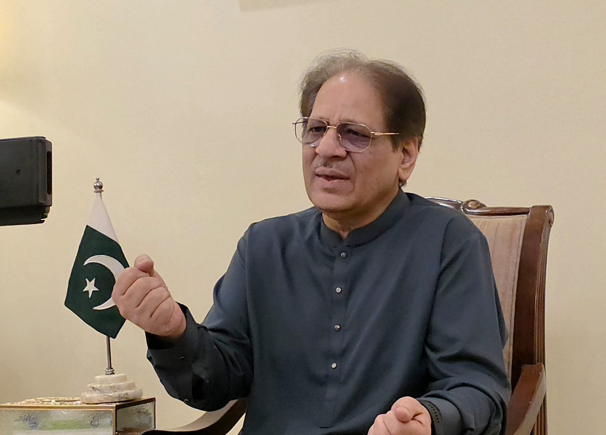 drishratulebad's tweet photo. میری پہچان پاکستان کے اراکین سے خطاب کرتے ہوئے میں نے وزیراعظم شہباز شریف اور فیلڈ مارشل سید عاصم منیر کی قیادت میں عالمی سطح پر پاکستان کے مثبت اور تعمیری کردار کو خراجِ تحسین پیش کیا۔ امن، مذاکرات اور علاقائی استحکام کے فروغ کے لیے پاکستان کا متوازن اور ذمہ دارانہ مؤقف عالمی سطح پر قدر کی نگاہ سے دیکھا جا رہا ہے۔

بین الاقوامی سطح پر حاصل ہونے والی کامیابیاں اس وقت حقیقی معنوں میں مؤثر ثابت ہوتی ہیں جب ان کے ثمرات ملک کے اندر بھی مؤثر حکمرانی، انصاف اور بنیادی اصلاحات کی صورت میں عوام تک پہنچیں۔ پاکستان کی خارجہ کامیابیوں کے ساتھ داخلی اصلاحات بھی ناگزیر ہیں۔

جو عناصر نئے انتظامی یونٹس اور بنیادی اصلاحات کی مخالفت کر رہے ہیں، انہیں سیاسی مصلحتوں سے بالاتر ہو کر عوامی حقائق کا ادراک کرنا چاہیے۔ کراچی، جنوبی پنجاب، اندرونِ سندھ، بلوچستان، خیبرپختونخوا غرض یہ ہے کہ پورے پاکستان کے دیہی اور شہری نظرانداز کیے گئے علاقوں کے عوام واضح طور پر یہ پیغام دے رہے ہیں کہ پاکستان کا موجودہ، حد سے زیادہ مرکزیت پر مبنی انتظامی نظام اپنی افادیت بڑی حد تک کھو چکا ہے اور بڑھتی ہوئی آبادی کی ضروریات پوری کرنے سے قاصر ہے

اگر پاکستان کو مضبوط، منصفانہ اور مؤثر ریاست بنانا ہے تو چھوٹے اور مؤثر انتظامی یونٹس، آئینی طور پر بااختیار بلدیاتی نظام، وسائل کی منصفانہ تقسیم، جامع ادارہ جاتی اصلاحات اور بلاامتیاز و شفاف احتساب ناگزیر ہیں۔ یہ کسی قومیت یا سیاسی جماعت کا بیانیہ نہیں، بلکہ قومی مفاد کا تقاضا ہے۔

کراچی پاکستان کی معیشت کا محرک ہے، مگر بدقسمتی سے یہی شہر بنیادی شہری سہولیات سے مسلسل محروم چلا آ رہا ہے۔ صاف پانی، مؤثر نکاسیٔ آب، محفوظ سڑکیں، قابلِ اعتماد عوامی ٹرانسپورٹ اور باوقار شہری زندگی ہر شہری کا بنیادی حق ہے۔ یہ صورتحال مزید برقرار نہیں رہنی چاہیے کہ ملک کی معاشی شہ رگ ہونے کے باوجود کراچی کو غفلت، انتظامی کمزوری اور غیرمتوازن وسائل کی تقسیم کا سامنا کرنا پڑے۔

مجھے ایم کیو ایم پاکستان کی موجودہ سیاسی کیفیت پر بھی افسوس ہے۔ اسے کئی برس تک عوامی اعتماد، سیاسی مواقع اور کراچی کی خدمت کا بھرپور موقع ملا۔ ہم نے ہمیشہ کراچی کے عوام کے جمہوری حقِ نمائندگی کا احترام کیا اور یہ توقع رکھی کہ اس اعتماد اور سیاسی اثرورسوخ کو بہتر حکمرانی اور عوامی خدمت کے لیے بروئے کار لایا جائے گا، مگر بدقسمتی سے کراچی کے عوام آج بھی ان نتائج کے منتظر ہیں جن کی انہیں امید دلائی گئی تھی۔

گزشتہ روز پیش آنے والے پرتشدد واقعات نے ایک بار پھر یہ ثابت کیا کہ تشدد، دھونس اور طاقت کی سیاست کا جمہوری معاشرے میں کوئی مقام نہیں۔ کراچی کو خوف، تصادم اور محاذ آرائی کی نہیں، بلکہ امن، قانون کی حکمرانی اور عوامی خدمت پر مبنی سیاست کی ضرورت ہے۔ کوئی بھی جماعت صرف نعروں سے نہیں، بلکہ اپنی کارکردگی، عوامی خدمت اور جمہوری طرزِ عمل سے عوامی اعتماد حاصل کرتی ہے۔

کراچی کو فرسودہ نعروں، اقتدار کی اندرونی کشمکش اور مصنوعی بحرانوں کی نہیں، بلکہ صاف پانی، معیاری انفراسٹرکچر، مؤثر بلدیاتی خدمات، روزگار کے مواقع، امن اور جوابدہ قیادت کی ضرورت ہے۔

پاکستان کی ترقی کا راستہ جامع اصلاحات، مؤثر حکمرانی اور مضبوط اداروں سے ہو کر گزرتا ہے۔ کراچی کو اس کا آئینی، انتظامی اور مالی حق دینا ہوگا تاکہ وہ اپنی حقیقی صلاحیت کے مطابق قومی ترقی میں مزید مؤثر کردار ادا کر سکے۔ سیاست کا بنیادی مقصد عوام کی خدمت، ان کے مسائل کا حل اور قومی یکجہتی کا فروغ ہونا چاہیے، نہ کہ تقسیم، محاذ آرائی یا عوام کو یرغمال بنانا۔

کراچی کو بندوق نہیں، مؤثر حکمرانی چاہیے؛ نعرے نہیں، نتائج چاہیے؛ بہانے نہیں، جوابدہ اور باکردار قیادت چاہیے۔

#میری_پہچان_پاکستان #گڈ_گورننس #انتظامی_اصلاحات #کراچی