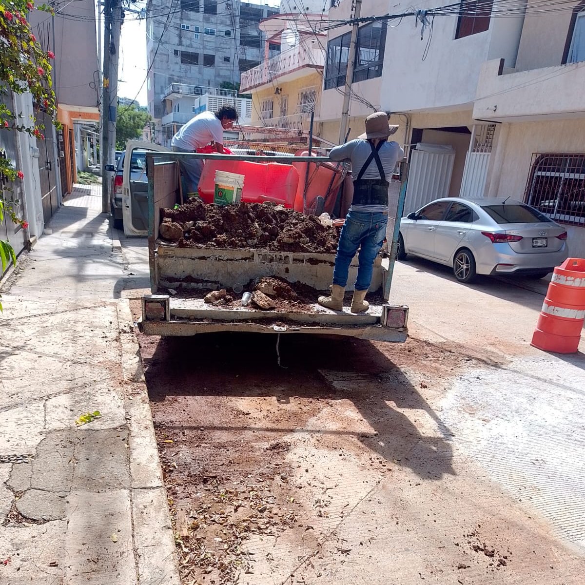 Capama_Acapulco's tweet photo. 🚧💧 Luego de las reparaciones hechas en el área, personal operativo realizó el retiro de escombro y se dio vialidad a la calle Chiapas de la colonia Progreso, dejando el área libre y transitable.

🔵 CAPAMA, trabajando para ti.

#ServirConHonestidadYJusticia https://t.co/dWCQasIBKF