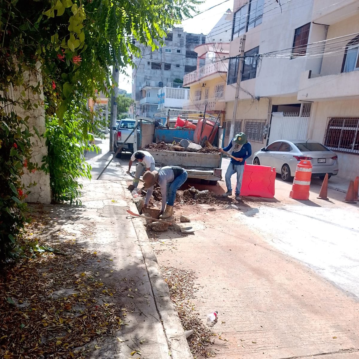 Capama_Acapulco's tweet photo. 🚧💧 Luego de las reparaciones hechas en el área, personal operativo realizó el retiro de escombro y se dio vialidad a la calle Chiapas de la colonia Progreso, dejando el área libre y transitable.

🔵 CAPAMA, trabajando para ti.

#ServirConHonestidadYJusticia https://t.co/dWCQasIBKF