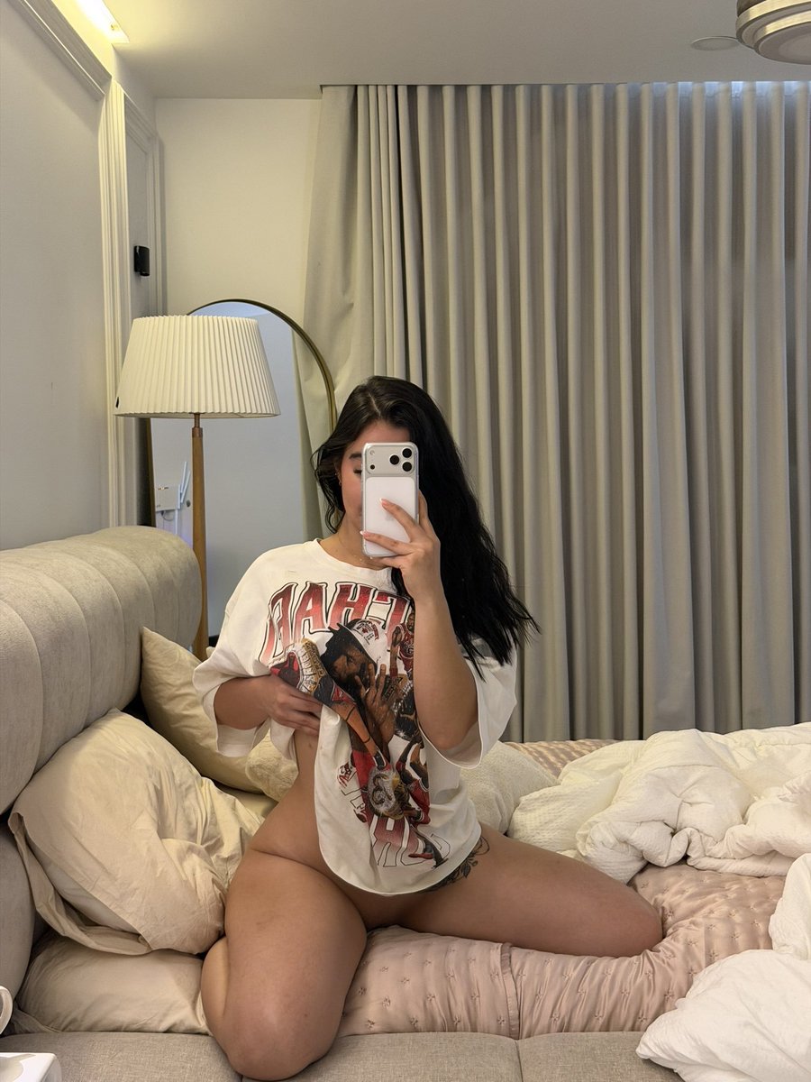 cutiewmv1's tweet photo. I’m bored I need someone to talk to https://t.co/8GZHlNba7X