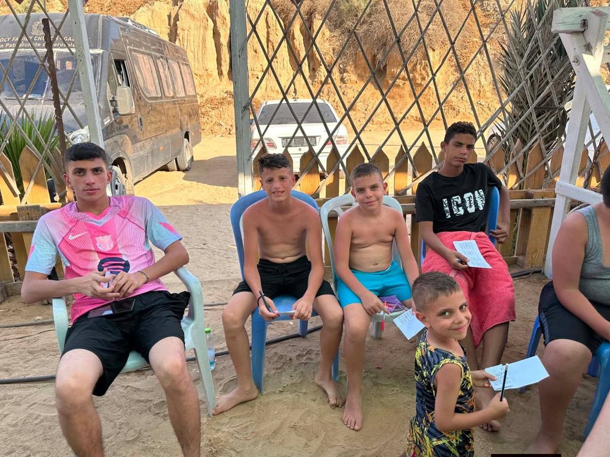 PGabRomanelli's tweet photo. Varias familias de la Parroquia Sagrada Familia de Gaza compartieron una jornada recreativa junto al mar.

Vivieron un hermoso momento de alegría, encuentro y fraternidad, sembrando esperanza en medio de las dificultades cotidianas. https://t.co/uV7h2JEQJJ