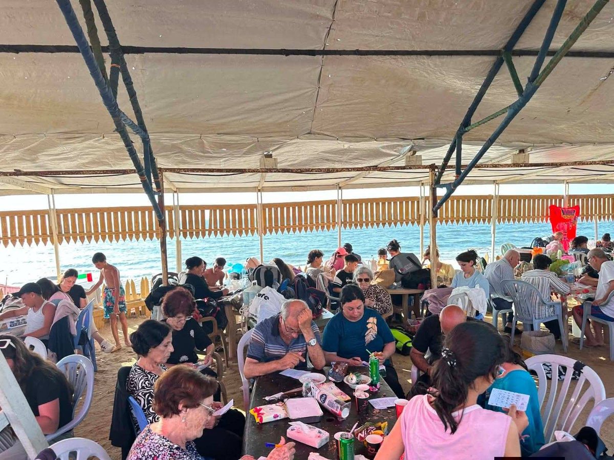 PGabRomanelli's tweet photo. Varias familias de la Parroquia Sagrada Familia de Gaza compartieron una jornada recreativa junto al mar.

Vivieron un hermoso momento de alegría, encuentro y fraternidad, sembrando esperanza en medio de las dificultades cotidianas. https://t.co/uV7h2JEQJJ
