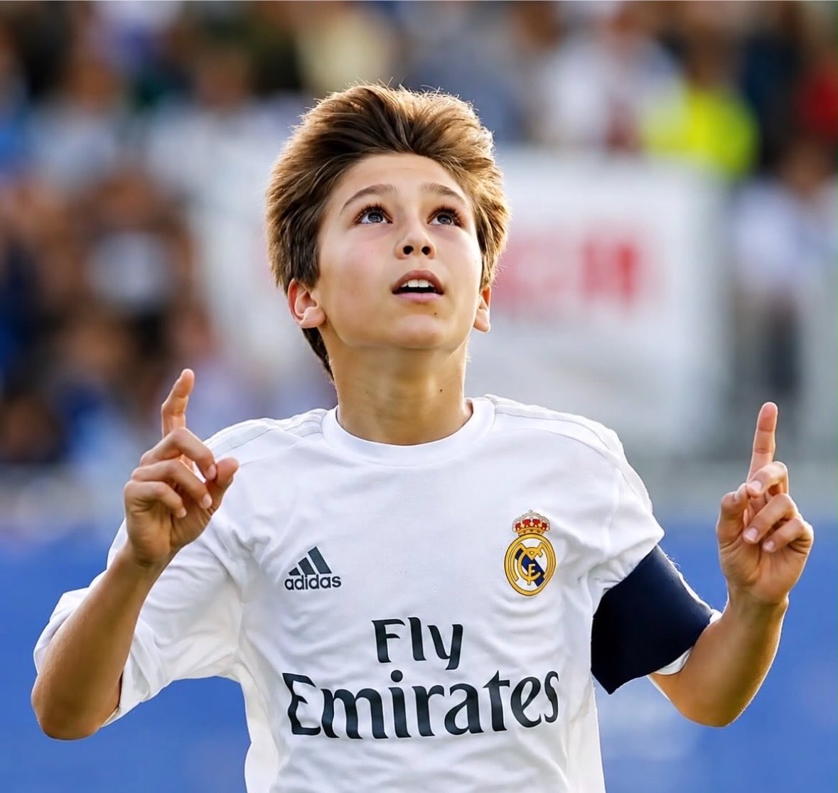 _BeFootball's tweet photo. 🚨 Gonzalo Garcia 🇪🇸 est arrivé à 10 ans au Real Madrid… ET VOICI SON MESSAGE D’ADIEUX 👋🥲:

« Douze années se sont écoulées depuis qu’un rêve d’enfant est devenu bien plus qu’un simple rêve.

Avec la sérénité d’avoir toujours tout donné à chaque fois que j’ai enfilé ce maillot, je pars le cœur empli de gratitude et avec la certitude que le Real Madrid fera toujours partie de ce que je suis.

Ressentant une immense gratitude envers toutes ces personnes avec qui j’ai partagé des moments inoubliables et qui m’ont soutenu durant cette étape incroyable de ma vie. 

Et surtout envers vous tous, fans du Madrid, qui dès le premier jour jusqu’au dernier m’avez fait sentir votre affection. Un privilège que je n’oublierai jamais.

Défendre ce blason a été la plus grande fierté de ma vie. Depuis toujours et à jamais. Éternellement reconnaissant. »

(IG)