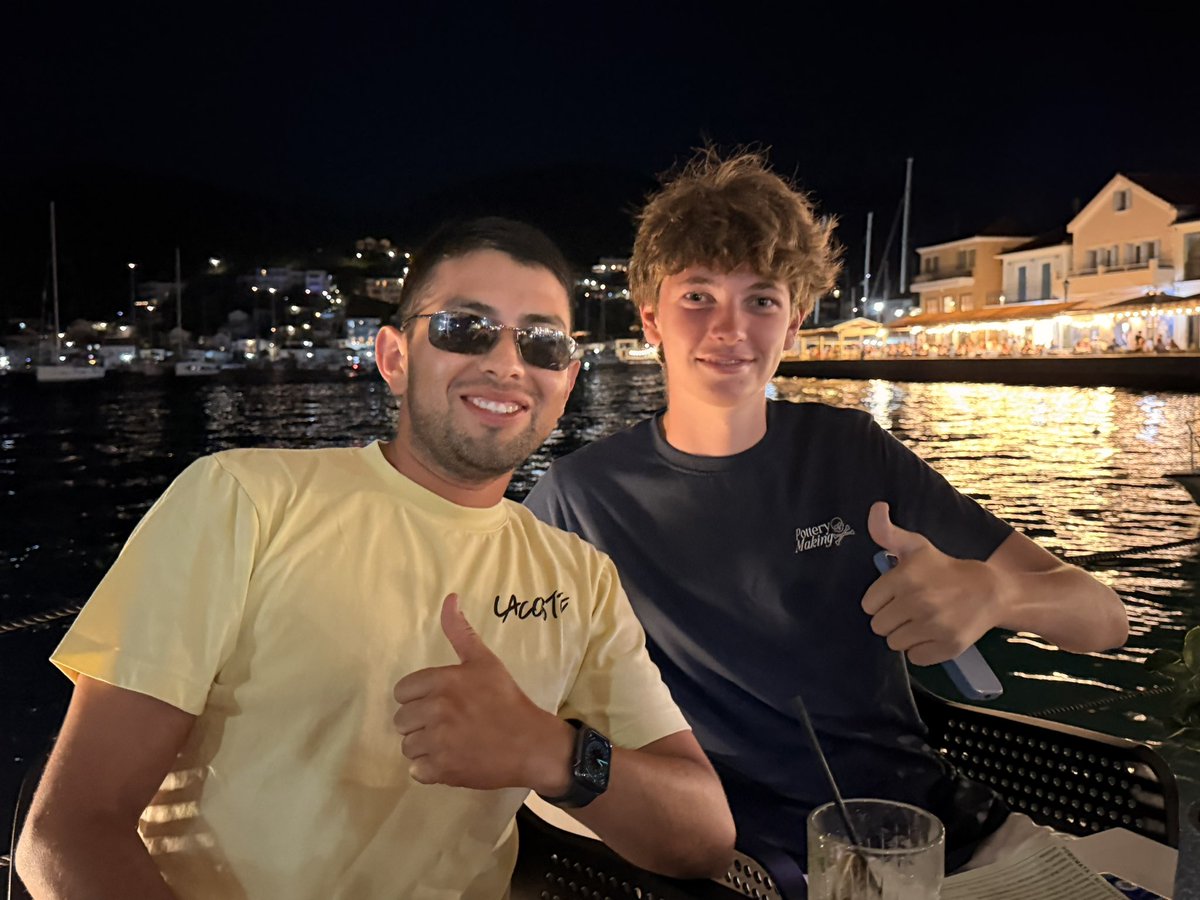 berberkv's tweet photo. Con el mini jefecito y disfrutando de Grecia. ￼ https://t.co/XDw1IjvGwD