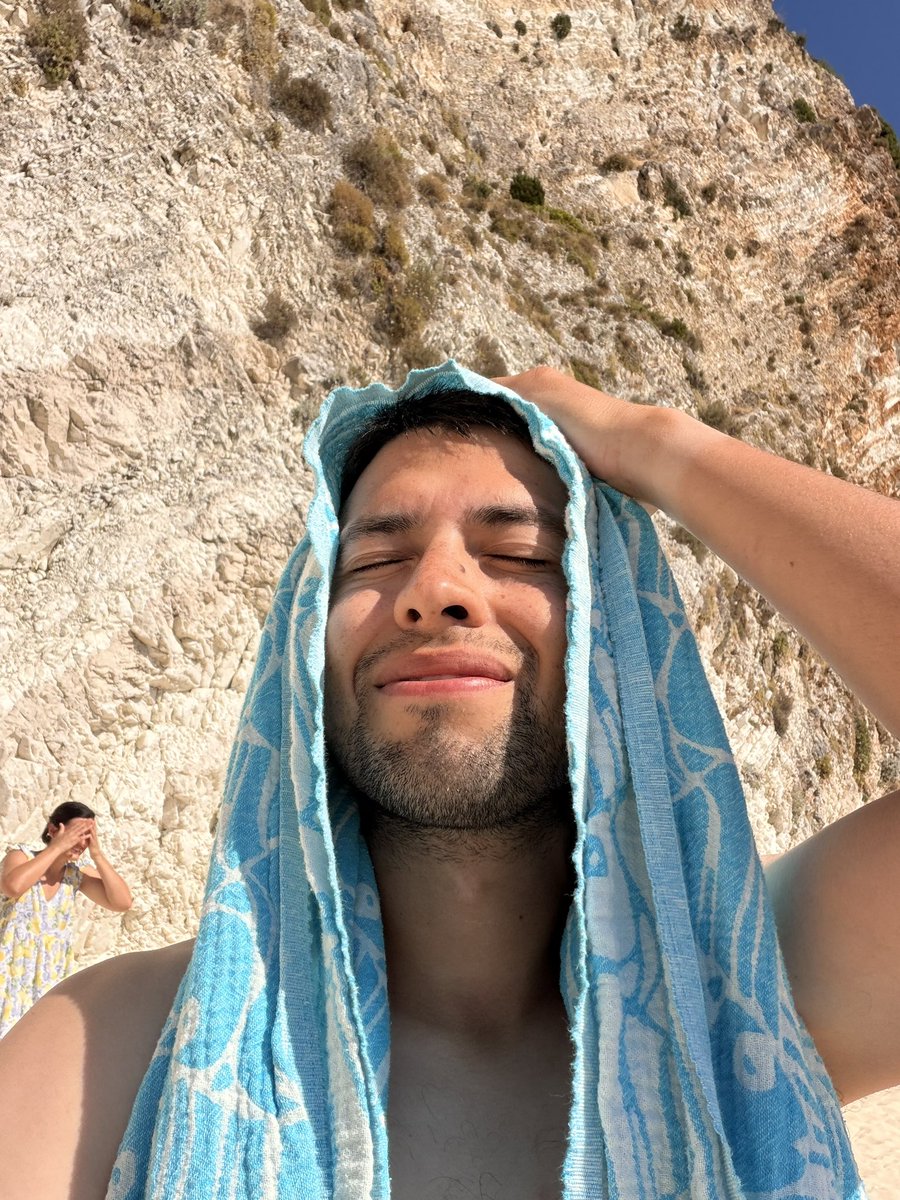 berberkv's tweet photo. Con el mini jefecito y disfrutando de Grecia. ￼ https://t.co/XDw1IjvGwD