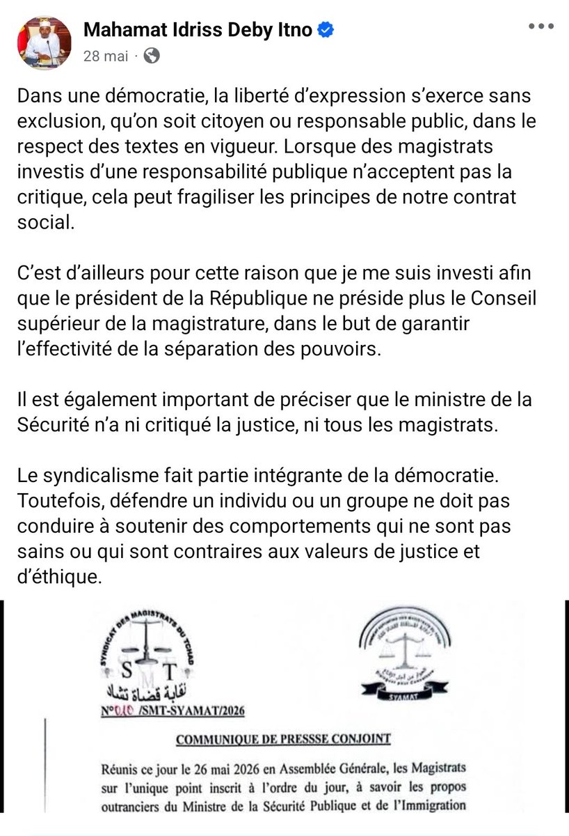 Hajj_ar's tweet photo. Quelle mouche a piqué le porte-parole du gouvernement ?

1) « N'importe quel quidam » qui s'exprime sur les réseaux sociaux « s'érige en économiste, en politicien, en géopolitologue » et « ce désordre doit s'arrêter ».

2) « Vous êtes qui pour noter si le gouvernement s'exprime mal ou pas ? […] Au nom de quoi ils s'érigent en maîtres des élégances ? Au nom de quoi ils s'érigent en compétence sacrée pour dire que le gouvernement a failli ? »

La réponse, elle, ne souffre aucune ambiguïté. La Constitution du Tchad, adoptée par référendum le 17 décembre 2023, consacre sans détour la liberté d'expression et affirme le droit de regard citoyen sur l'action gouvernementale. Une relecture de ses articles 3, 7, 15, 28 et 32 aurait épargné bien des invectives.

Les citoyens tchadiens ne s'érigent en rien. Ils exercent un droit. Un droit constitutionnel. Le droit de critiquer l'action gouvernementale, d'en juger la communication, d'en contester les choix économiques, sécuritaires ou diplomatiques, n'est le privilège d'aucune caste titrée. C'est une prérogative attachée à la seule qualité de citoyen, dans tout État qui se targue d'être républicain et démocratique. Elle ne se sollicite pas, ne se quémande pas, et ne dépend ni d'un diplôme, ni d'une nomination, ni d'une quelconque autorisation.

Le ministre de la Communication a pour fonction d'expliquer l'action du pouvoir; non d'en arbitrer les commentateurs légitimes.

En qualifiant la critique citoyenne de « désordre » à endiguer, il confond l'État avec le pouvoir qui l'occupe temporairement. Une confusion inadmissible au regard de ses fonctions.

Un gouvernement sûr de sa légitimité ne redoute pas les « quidams » : il les écoute, fussent-ils rudes, fussent-ils maladroits, fussent-ils dans l'erreur. 

Il y a deux mois à peine, le président Maréchal du Tchad réaffirmait lui-même que tout citoyen a le droit de s'exprimer « sans exclusion ». Car la légitimité d'un pouvoir ne se mesure jamais à la courtoisie de ses détracteurs, mais à sa capacité à répondre de ses actes.

Aucun ministre n'est dépositaire d'une « compétence sacrée ». Il n'est qu'un responsable politique de passage, nommé ; donc, par construction même, soumis au contrôle permanent de ceux qu'il sert.

Tant que des citoyens pourront dire que le gouvernement communique mal, qu'il a failli, qu'il doit faire mieux, la République se portera bien. Le jour où ce droit s'éteindra sous couvert de « désordre », ce ne sera plus une République ; ce n'en sera que le décor.

Ainsi, juger la communication ou l'action gouvernementale ne relève pas du désordre : c'est l'exercice, pur et simple, de droits constitutionnellement garantis. La critique citoyenne, fût-elle sévère, demeure la respiration même du contrôle démocratique voulu par la Constitution.

Tout le respect dû à la fonction ; et aucun à l'idée que la critique serait un désordre.