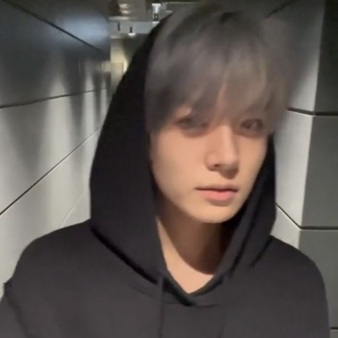 s_evva_n's tweet photo. he boyfriended so hard here https://t.co/EmXMRUhf6M