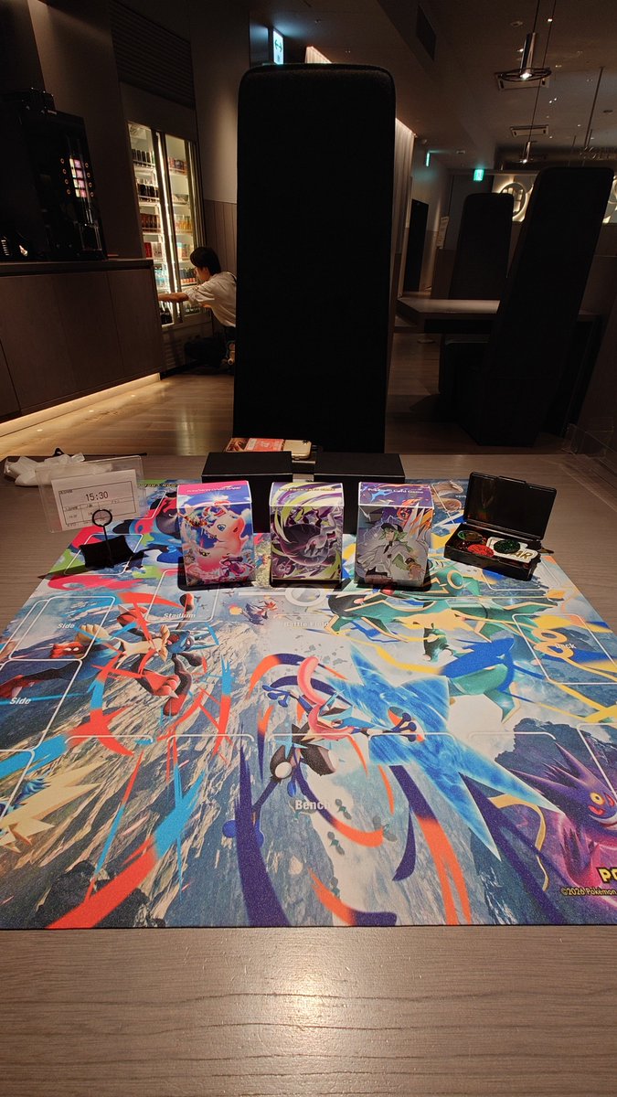 RemYoumu's tweet photo. このプレイマットだけポケセンオンラインでは売り切れてたから渋谷のポケセンまで行って買ってきた。
で、その後渋谷のカドショ回ってポケカラウンジで友達と遊んできた。
まじめちゃくちゃ居心地よかった。 https://t.co/OufwFouVmz