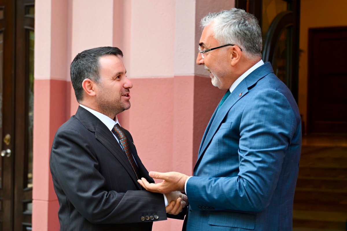 abakingurlek's tweet photo. Çalışma ve Sosyal Güvenlik Bakanımız Sayın @isikhanvedat ile Bakanlığımızda bir araya geldik.

Çalışma hayatının güçlendirilmesine yönelik Bakanlıklarımız arasındaki iş birliğini değerlendirdik.

Sayın Bakanımıza nazik ziyareti için teşekkür ediyorum. https://t.co/coh2Nys6GY