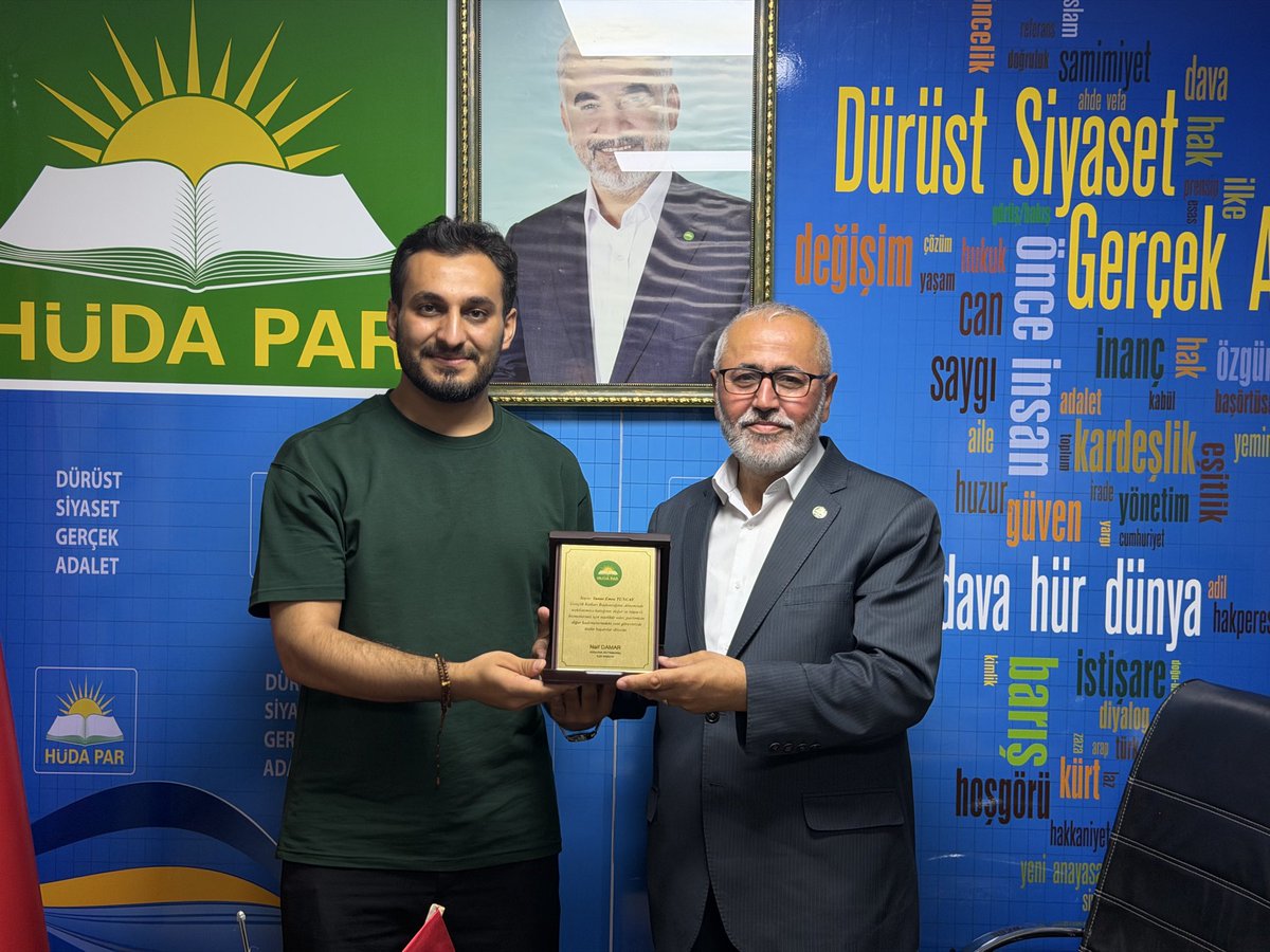 Y_EmreTuncay's tweet photo. Hayırda yarış, iyilikte yardımlaşma !

Üç yıla yakın bir süredir iftiharla taşıdığım bayrağı kıymetli dostum, dava kardeşim Hüseyin Durmaz'a devretmenin saadetini yaşıyorum. 

Emaneti çok daha ileriye taşıyacağından kuşkum yoktur. 

Rabbim ayaklarımızı sabit kılsın.Hayırlı olsun. https://t.co/5NgyxmLIQ4