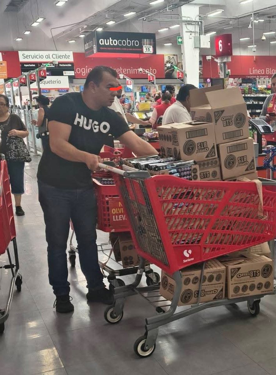 LasGalactinas's tweet photo. Lamentablemente una persona se llevó todas las galletas exhibidas en Soriana Plaza del Sol en Guadalajara.

Exhortamos a todo MX-ARMY a NO COMPRAR CON REVENDEDORES las galletas #OREOxBTS, que se les queden por gandallas.

 Le pedimos de la manera más atenta a @TiendaSoriana @HEB_mexico @WalmartMexico y todas las tiendas de autoservicio que porfavor pongan un límite de piezas por persona.

Cr. Grupo ARMYs Guadalajara.