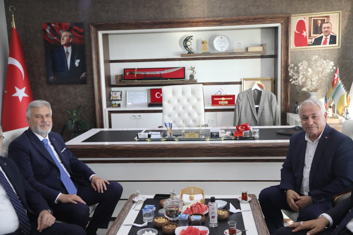 MehmedAltinoz's tweet photo. Samsun Kavak Belediye Başkanımız Sayın Şerif Ün’ü makamında ziyaret ederek, hayata geçirdiği çalışmalar ve ilçemize kazandırdığı hizmetler hakkında bilgi alma fırsatı bulduk.

Nazik misafirperverliği ve kıymetli paylaşımları için kendisine teşekkür ediyor, çalışmalarında başarılar diliyorum.