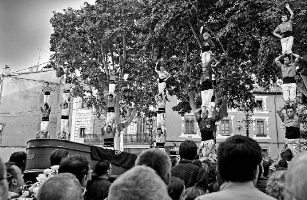 revistacastells's tweet photo. No et volíem aquí, tristesa.
▶️ Un relat dels dies durs i cruels, ara fa 20 anys, per la pèrdua de la Mariona i de com els @capgrossos i la seva família van donar un lliçó exemplar al món:
✍️ @santiterraza1
👉 https://t.co/JDZ0WXrC5v
#castells https://t.co/Qxbq30jM06