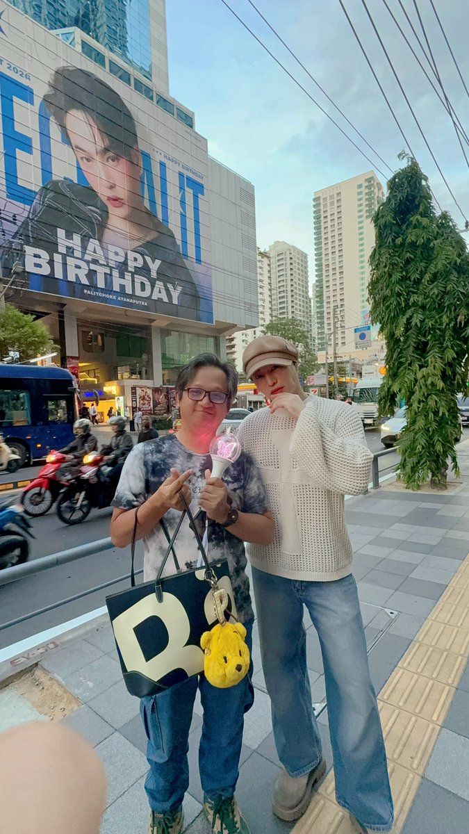 NuchNuea_PFC's tweet photo. 🫸🏻6🫷🏻งือ ได้ถ่ายรูปคู่กับเฮียหน้าตึก ในวันนี้แต้มบุญนุชคนนี้ได้ใช้หมดไปแล้ว เฮียหล่อมาก เมคอัพนิดๆขาวใส แก้มอมส้มระเรื่อ ปากแดงหน่อยๆ หน้าเล็กเรียว หุ่นดี สดใสร่าเริง 

จับมือ ถ่ายรูป กอด เรียบร้อย สุดท้ายยืนคุยกับแป๊บนึง 
เฮียถาม “เปิ้ล(หรือพี่เปิ้ล) มาไหม 
นุชงง บอกว่า ”ไม่ใช่ค่ะ นุขมาจากลำปาง“ 
เฮียบอก ”มาจากลำปางเลยเหรอ“
แล้วคิมก็ถาม ”ได้มีตไหม“
นุชตอบว่า ”นกค่ะ“ 
คิมอมยิ้มแล้วชี้ ”นี้ไง..ยิ่งกว่ามีตอีกนะ“
เฮียยิ้มหัวเราะ 

จากนั้นเฮียก็ยกมือไหว้ สวัสดี บ๊ายบาย แล้วเดินเข้าไปซื้อชาไข่มุก 
เรายืนกรี้ดใจสั่นร้องไห้ ถาม สมน ฉันฝันไปหรือเปล่า ไหนลองหยิกฉันสิ 

แล้วนุชก็เดินกลับไปตึกไปถ่าย ปจ.จอตรงบันไดเสร็จ เฮียเดินกลับมาดูดชาไข่มุกอย่างอร่อยน่ารักมาก เฮียชี้มาเลยยืนบ๊ายบายลากันอีกรอบ 

ชีวิตนุชคอมพลีทมาก มีความสุข ยิ้มตลอดทางขึ้น BTS ไปเก็บ ปจ.จอ อีกโซนต่อ แบบล่องลอย

จบเพียงเท่านี้ค่ะ จากที่จำได้มีประมาณนี้ค่ะ ขออภัยอาจไม่ได้พูดอะไรเยอะ ได้แต่บอกว่า “คิดถึงนะคะ” สมองมันโล่งมันว่างเปล่า ไม่ได้เตรียมใจมาก่อน พยายามตั้งสติจำเหตุการณ์มาเล่าให้นุชได้ฟังมากที่สุดค่ะ

ตี 3 กว่าแล้ว ขอไปนอนฝันหวานก่อนนะคะ ต้องตื่นเช้าไปทำธุระต่อ บ่ายๆไป The Crimson ต่อค่ะ #ราตรีสวัสดิ์ รักเฮียที่สุดนะคะ
#เป๊กผลิตโชค #PeckPaLitChoke
