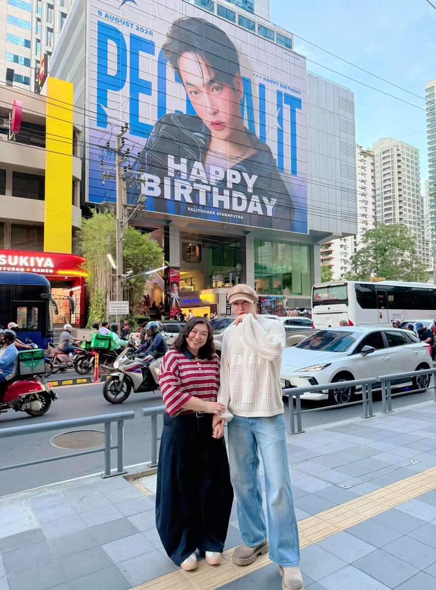NuchNuea_PFC's tweet photo. 🫸🏻6🫷🏻งือ ได้ถ่ายรูปคู่กับเฮียหน้าตึก ในวันนี้แต้มบุญนุชคนนี้ได้ใช้หมดไปแล้ว เฮียหล่อมาก เมคอัพนิดๆขาวใส แก้มอมส้มระเรื่อ ปากแดงหน่อยๆ หน้าเล็กเรียว หุ่นดี สดใสร่าเริง 

จับมือ ถ่ายรูป กอด เรียบร้อย สุดท้ายยืนคุยกับแป๊บนึง 
เฮียถาม “เปิ้ล(หรือพี่เปิ้ล) มาไหม 
นุชงง บอกว่า ”ไม่ใช่ค่ะ นุขมาจากลำปาง“ 
เฮียบอก ”มาจากลำปางเลยเหรอ“
แล้วคิมก็ถาม ”ได้มีตไหม“
นุชตอบว่า ”นกค่ะ“ 
คิมอมยิ้มแล้วชี้ ”นี้ไง..ยิ่งกว่ามีตอีกนะ“
เฮียยิ้มหัวเราะ 

จากนั้นเฮียก็ยกมือไหว้ สวัสดี บ๊ายบาย แล้วเดินเข้าไปซื้อชาไข่มุก 
เรายืนกรี้ดใจสั่นร้องไห้ ถาม สมน ฉันฝันไปหรือเปล่า ไหนลองหยิกฉันสิ 

แล้วนุชก็เดินกลับไปตึกไปถ่าย ปจ.จอตรงบันไดเสร็จ เฮียเดินกลับมาดูดชาไข่มุกอย่างอร่อยน่ารักมาก เฮียชี้มาเลยยืนบ๊ายบายลากันอีกรอบ 

ชีวิตนุชคอมพลีทมาก มีความสุข ยิ้มตลอดทางขึ้น BTS ไปเก็บ ปจ.จอ อีกโซนต่อ แบบล่องลอย

จบเพียงเท่านี้ค่ะ จากที่จำได้มีประมาณนี้ค่ะ ขออภัยอาจไม่ได้พูดอะไรเยอะ ได้แต่บอกว่า “คิดถึงนะคะ” สมองมันโล่งมันว่างเปล่า ไม่ได้เตรียมใจมาก่อน พยายามตั้งสติจำเหตุการณ์มาเล่าให้นุชได้ฟังมากที่สุดค่ะ

ตี 3 กว่าแล้ว ขอไปนอนฝันหวานก่อนนะคะ ต้องตื่นเช้าไปทำธุระต่อ บ่ายๆไป The Crimson ต่อค่ะ #ราตรีสวัสดิ์ รักเฮียที่สุดนะคะ
#เป๊กผลิตโชค #PeckPaLitChoke