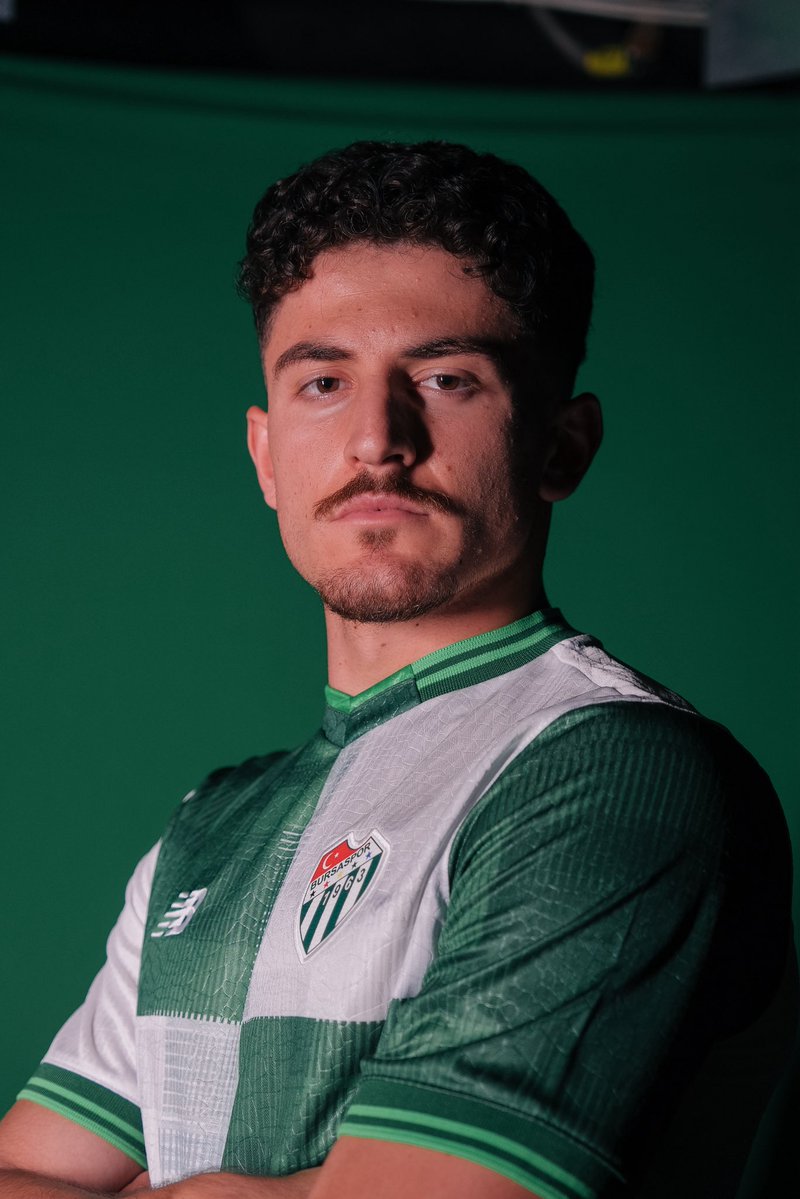 EmirBasyigit50's tweet photo. Bursaspor gibi büyük bir camiaya imza attığım için çok mutlu ve gururluyum. Böyle büyük bir kulübü hakettiği yere taşımak için hep beraber var gücümüzle çalışacağız 🐊

#bursaspor https://t.co/qKKxgw5iWN